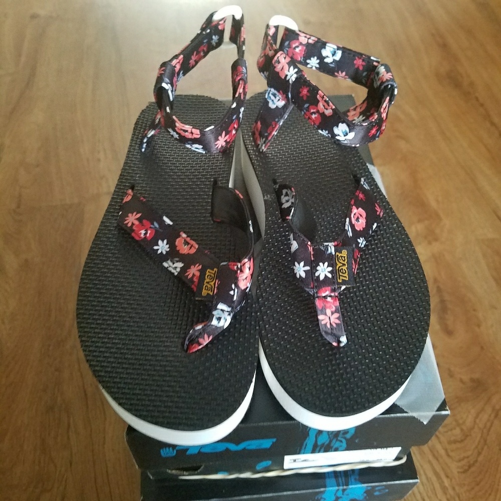 *1 Left - 9*Teva Floral Flatform Thong Sandal - Picture 6 of 6